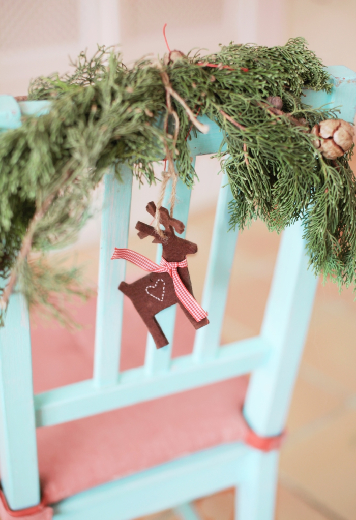 schöne dekoration weihnachten weihnachtsbaumschmuck basteln renntiere aus stoff tannenzweige blauer stuhl