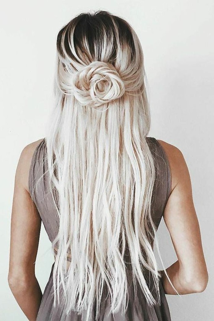 schone-haarfrisuren-blonde-lange-haare-rose-frisur-fur-frauen-beige-kleid