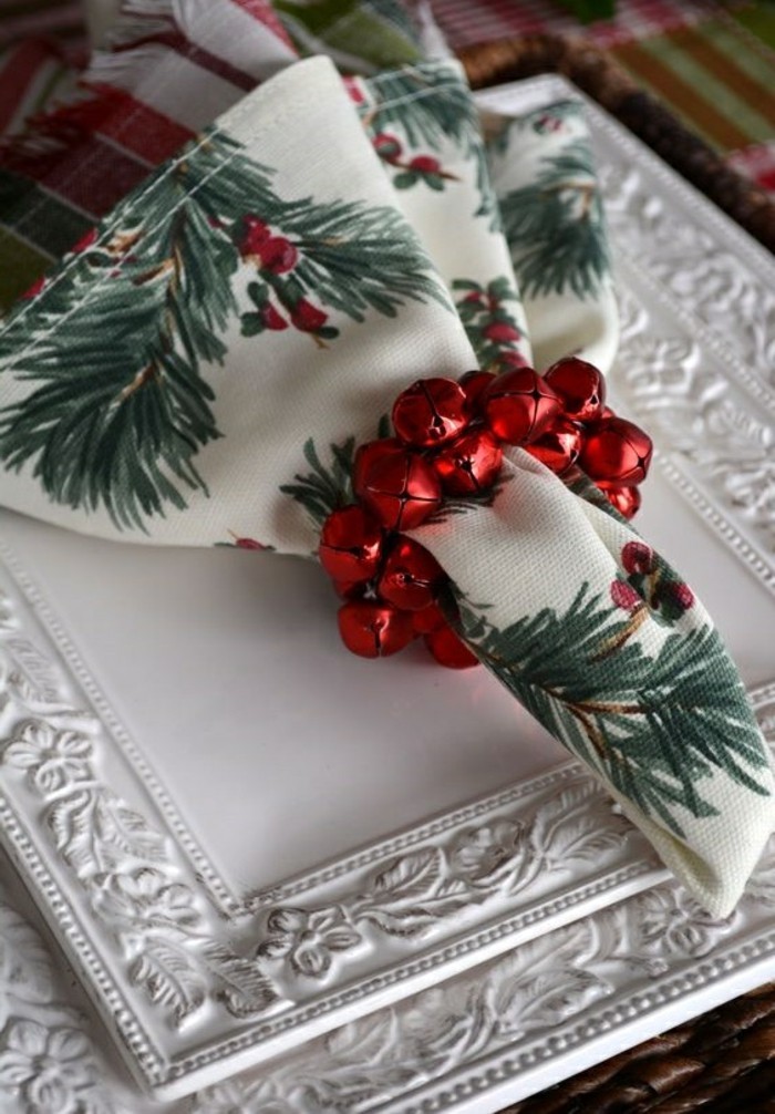 servietten-falten-weihnachten-weise-teller-rote-glockchen-serviette-mit-grunen-zweigen