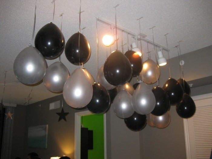 silvester-dekoration-ideen-mit-weissen-und-schwarzen-ballonen