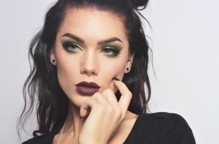 silvester-make-up-dunkelrote-lippen-gruene-lidschatten-smokey-toll-aussehen-erstaunlich-lange-haare-wellen-locker-look