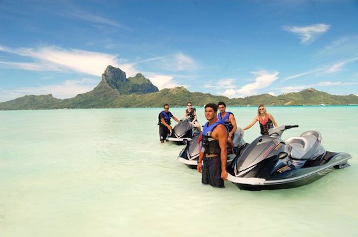 freizeitaktivitäten auf insel bora bora im französisch-polynesien jetski fahren gebirge hintergrund ozean und berge