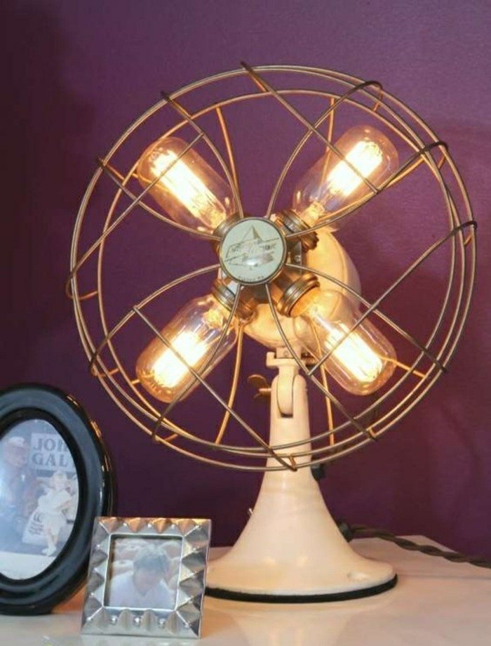 stehlampe-selber-bauen-aus-einem-alten-ventilator-foto-rahmen-lila-wand