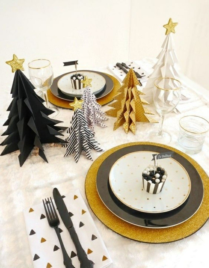 tischdekoration-weihnachten-in-weis-schwarz-und-gol-weihnachtsbaume-aus-papier