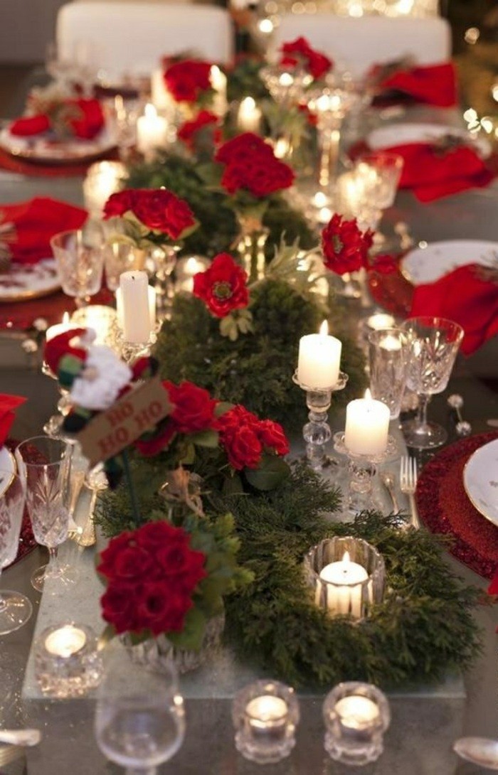 tischdekoration-weihnachten-rote-blumen-kerzenhalter-immergrune-zweigen-rote-servietten