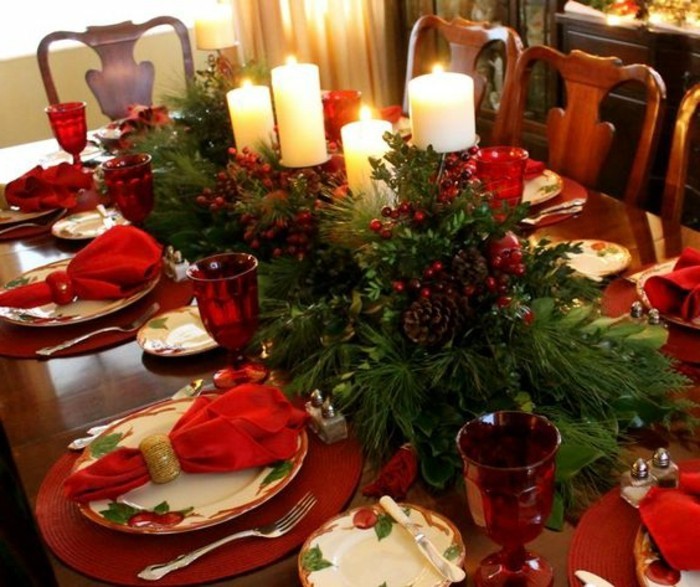 tischdekoration-weihnachten-rote-servietten-weise-kerzen-immergrune-zweigen-tannenzapfen