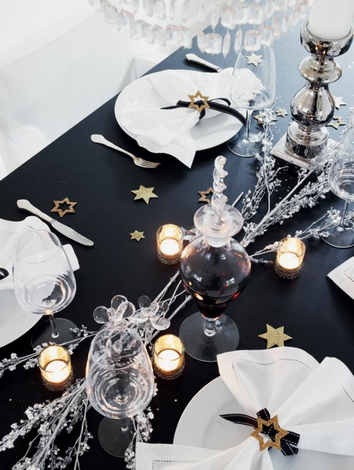 tischdekoration-weihnachten-weise-servietten-sterne-kerzen-wein-schwarze-tischdecke