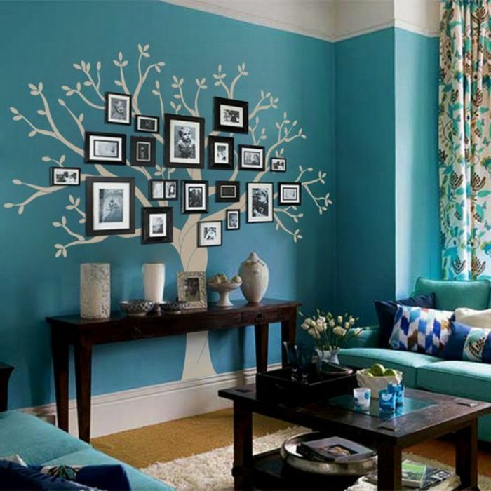 wanddeko-ideen-blaue-wand-familienbaum-fotos-tisch-blumen-wohnzimmer