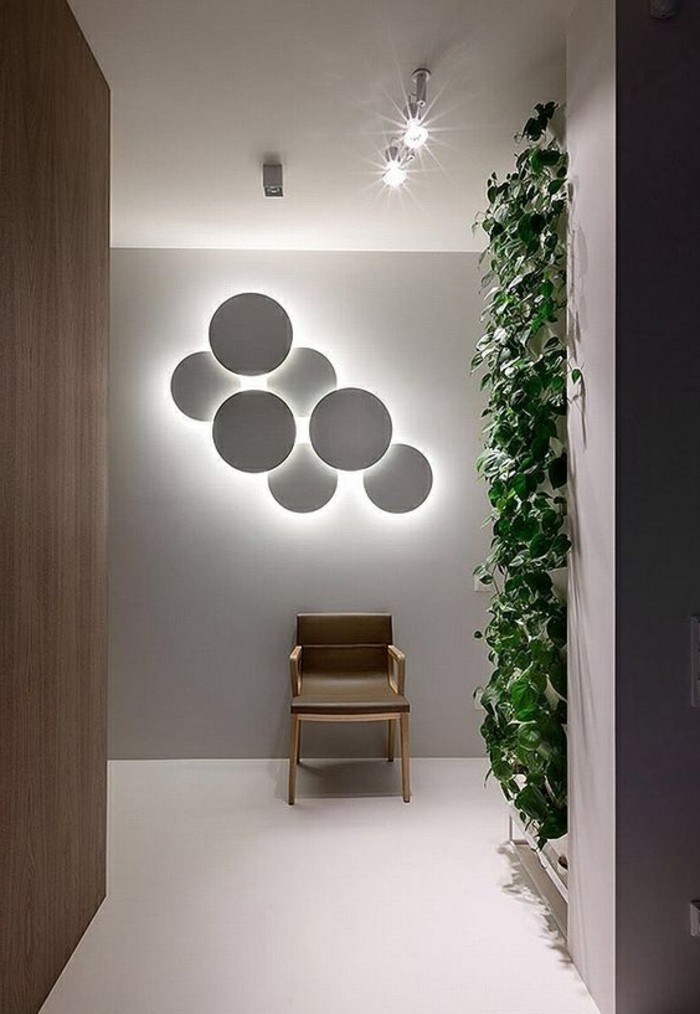 wandgestaltung-ideen-runde-spiegel-mit-beleuchtung-pflanze-lampe-flur
