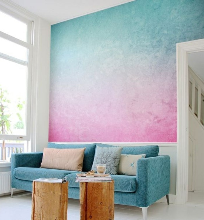 wandgestaltung-ideen-tapete-in-blau-und-rosa-wohnzimmer-blauer-sofa-kissen