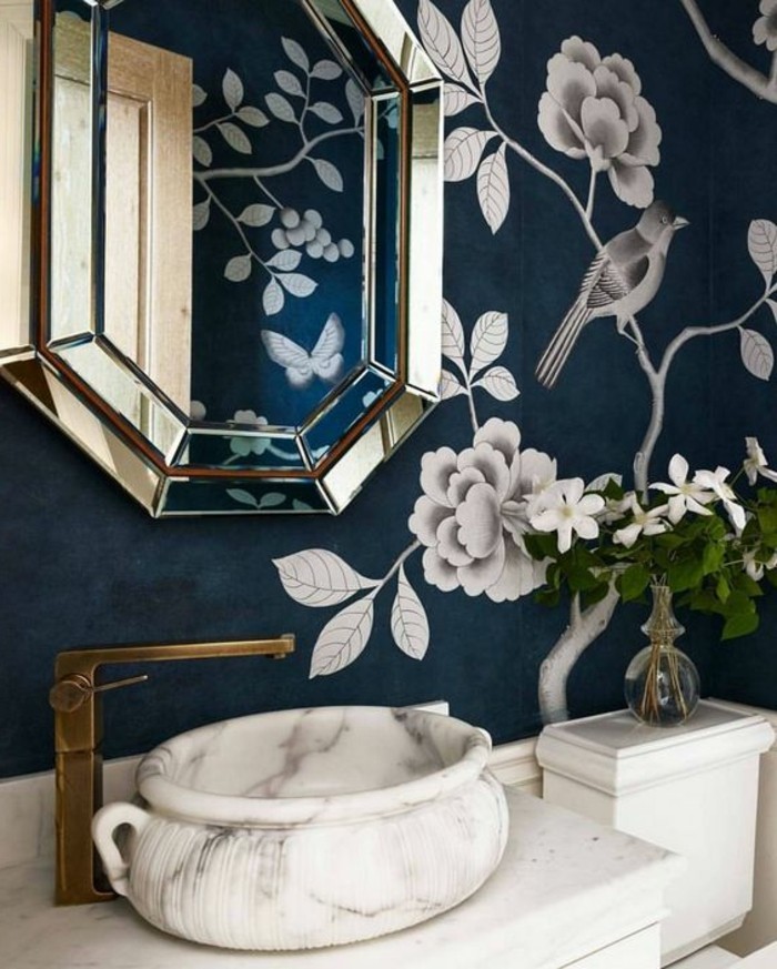 wandtapeten-badezimmer-spiegel-weise-blumen-waschbecken-marmor