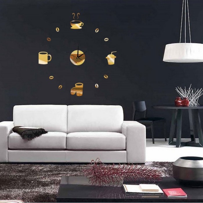 wanduhr-xxl-gold-kaffeetasse-weisse-couch-schwarze-wand-schwarzer-stuhl-schwarzer-tisch-indirektes-licht