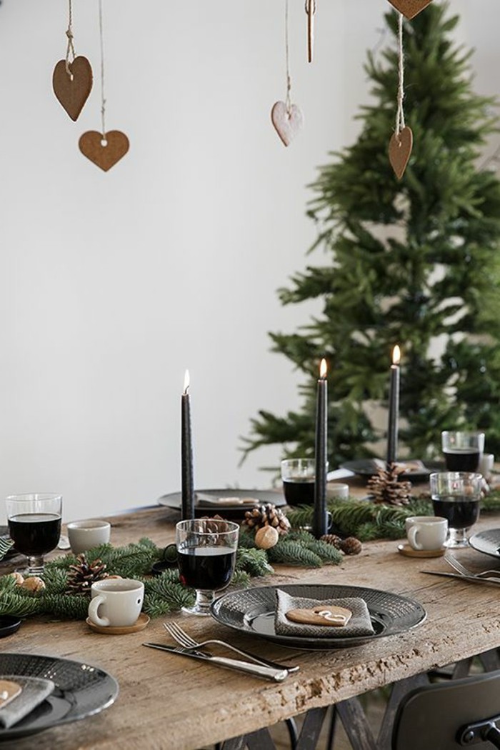 weihnachtliche-tischdeko-holzerner-tisch-tannenbaum-schwarze-kerzen-weinglaser