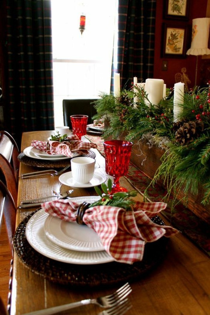 weihnachtliche-tischdeko-weise-kerzen-servietten-in-rot-und-weis-vogelbeeren-zweigen