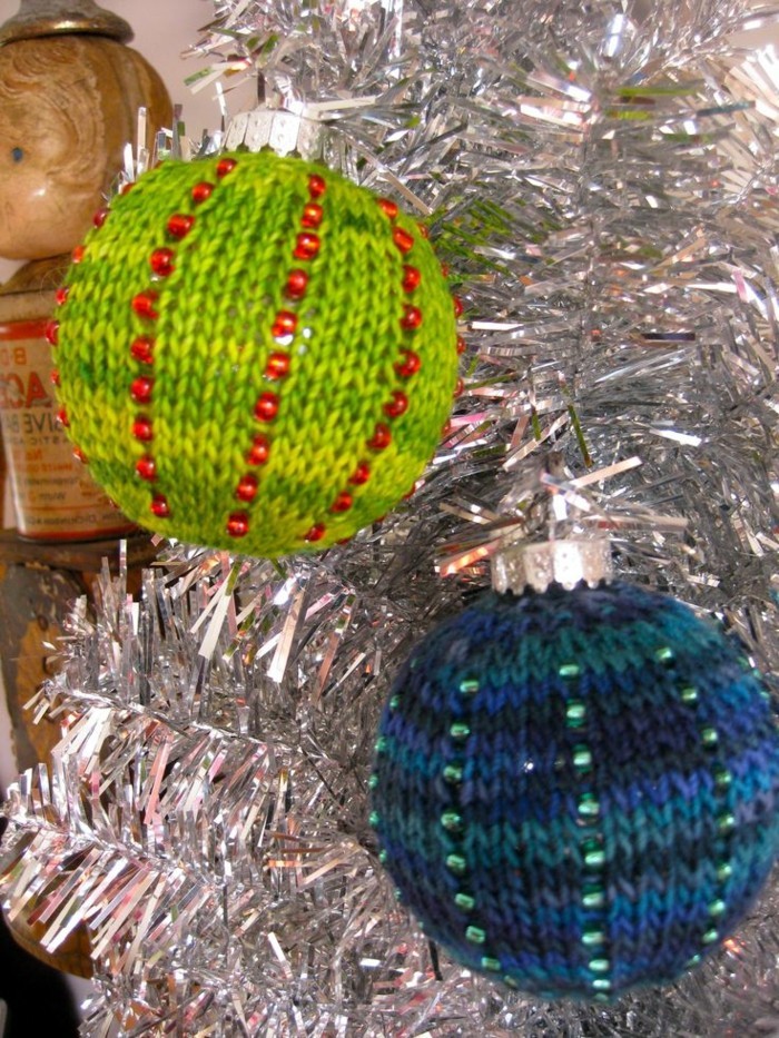 weihnachtsdeko-haekeln-kugeln-in-gruen-und-blau