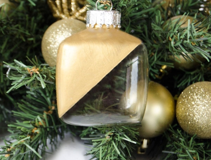 weihnachtsornamente selber machen halbbemalte in gold kugel tannenzweige festliche dekoration inspiration winterdeko basteln