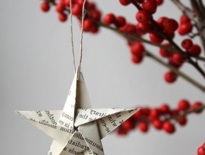 weihnachtsstern diy basteln weihnachten papier festliche ornamente selber machen aufgehängter stern auf scheinbeeren