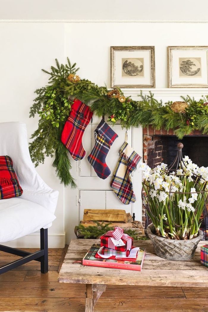 wohnzimmer mit kamin dekoration weihnachten basteln winter dre große nikolausstiefel 