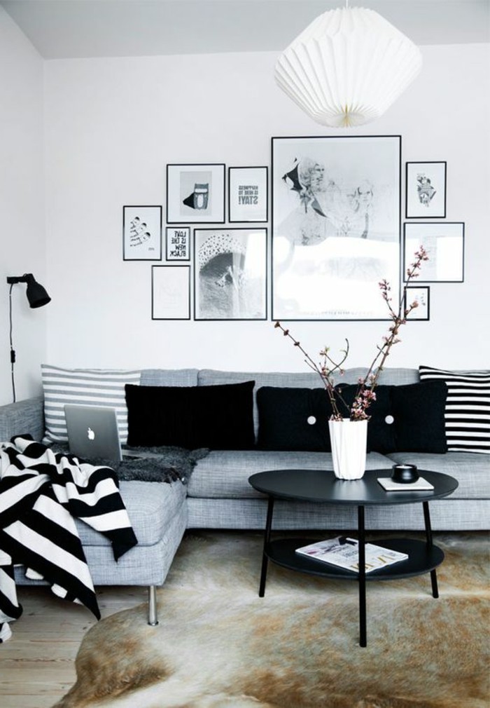 zimmer-deko-grauer-sofa-weiser-lampenschirm-schwarzer-tisch-kissen-bilder