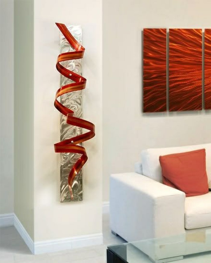 zimmer-dekorieren-wohnzimmer-weiser-sofa-rote-dekoration-als-spirale