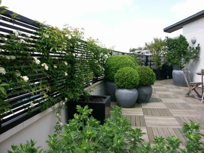 11-balkon-deko-viele-grünen-pflanzen-blumen-boden-aus-holz-große-blumentöpfe