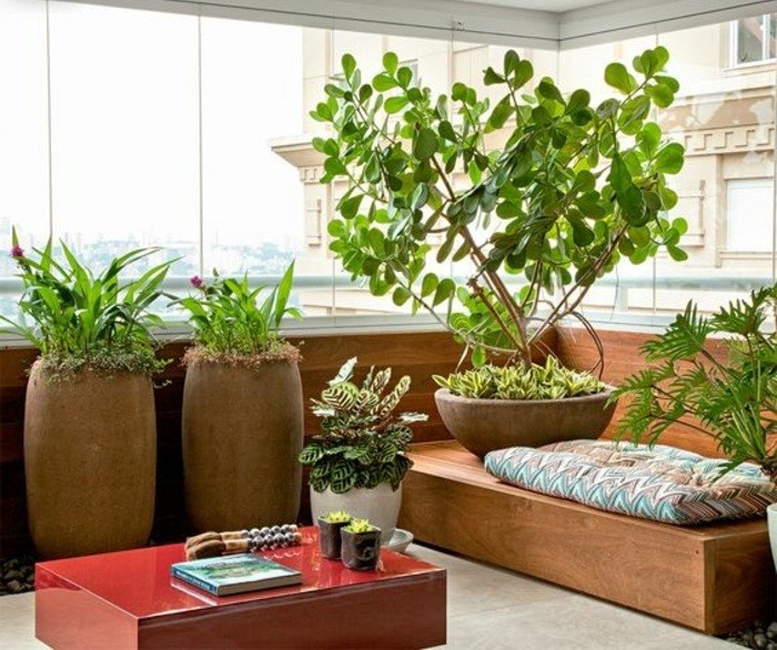 14-balkon-deko-grüne-pflanzen-große-blumentöpfe-roter-tisch-baum-buch