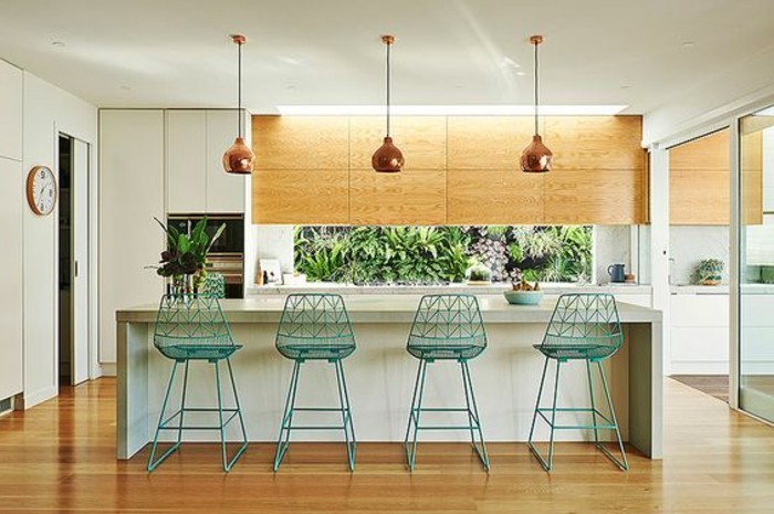 18-küche-dekorieren-grüne-pflanze-lampen-blaue-stühle-kücheninsel-boden-aus-holz