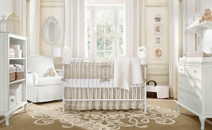 1babyzimmer-ideen-neutrale-farben-pluschteppich-beige-florale-motive-weiß-gestaltet-weiße-einrichtung