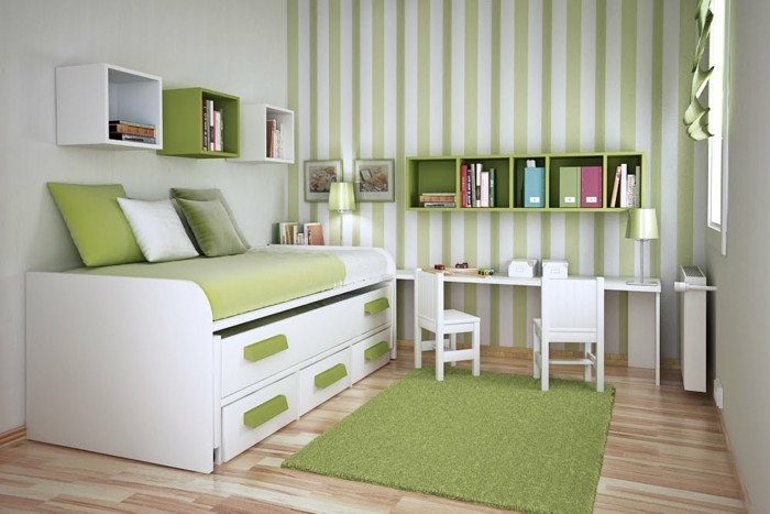 2kleines-kinderzimmer-einrichten-bett-bettkasten-regale-grün-teppich-grün-laminatboden-weiße-mäbel-gestreifte-tapeten