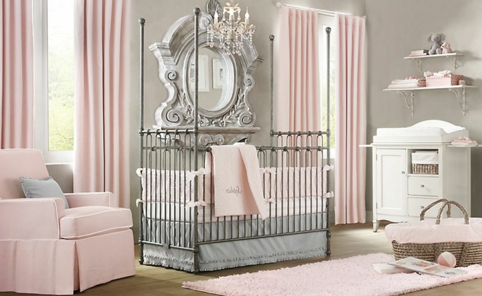 3babyzimmer-ideen-rosa-akzente-plüschteppich-weiße-kommode-sofa-rosa-farbe-spiegel-oval