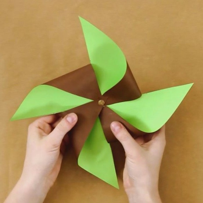 3basteln-mit-tonpapier-windmühle-aus-papier-farben-grün-braun