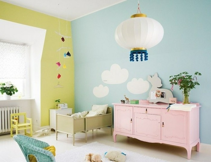 babyzimmer-ideen-mädchen-kommode-rosa-farbe-wanddeko-pflanze-hellblaue-wand-gelb-grüne-wand