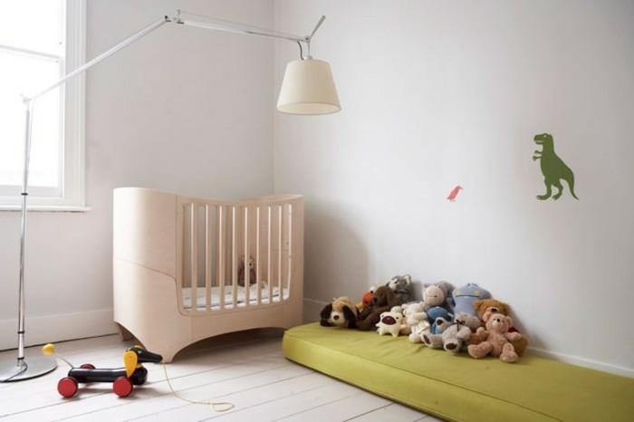 6babyzimmer-ideen-simple-einrichtung-helle-wände-grüner-sofa-wansticker-dinosaurier-stehlampe