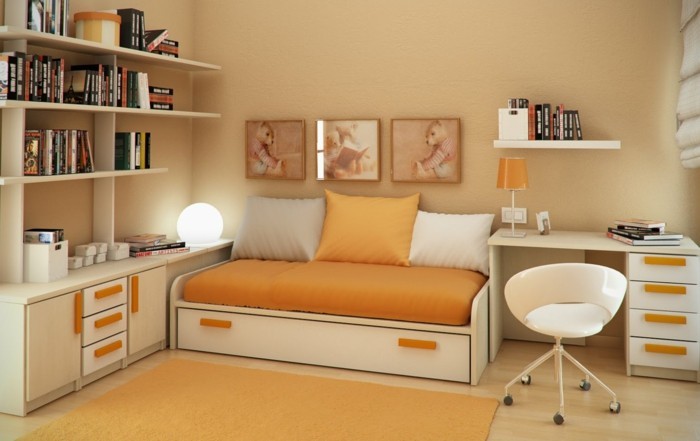 7kleines-kinderzimmer-einrichten-orange-gestalten-weiße-möbel-stuhl-rädern-wanddeko-bücherregale