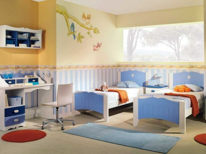 8kinderzimmer-für-zwei-kinder-blaue-holzbetten-weißer-boden-blauer-teppich-schreibtisch-holz-stuhl-auf-rädern
