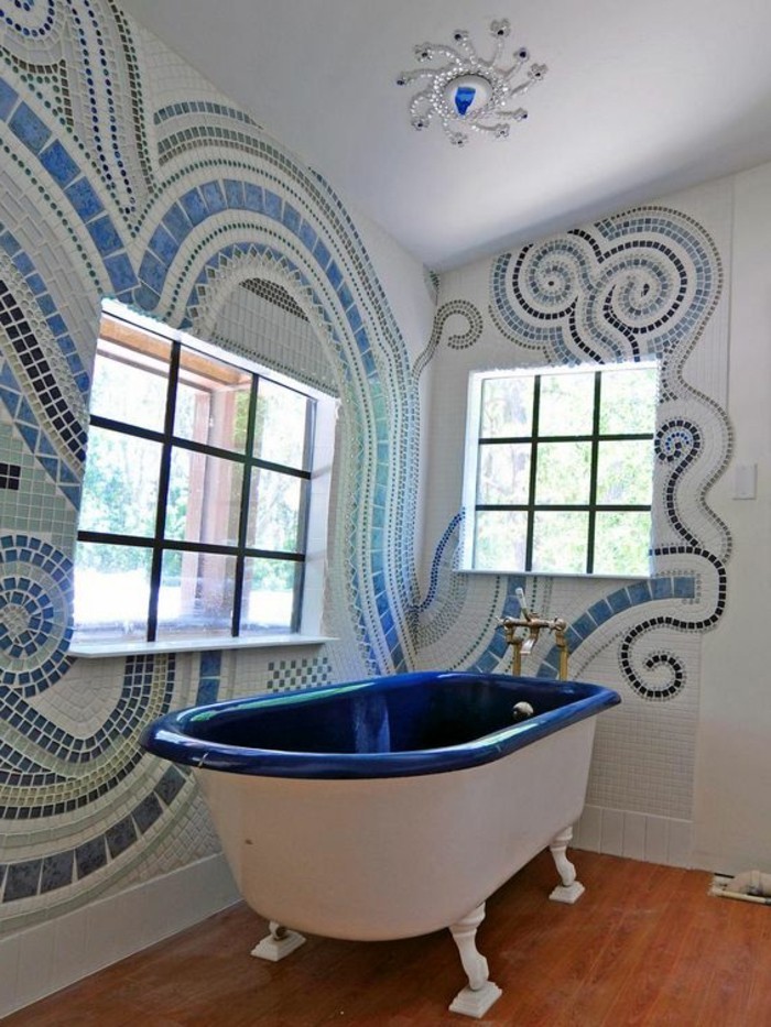 Badezimmerwände-ohne-fliesen-abstraktes-muster-von-mosaik-blaue-badewanne