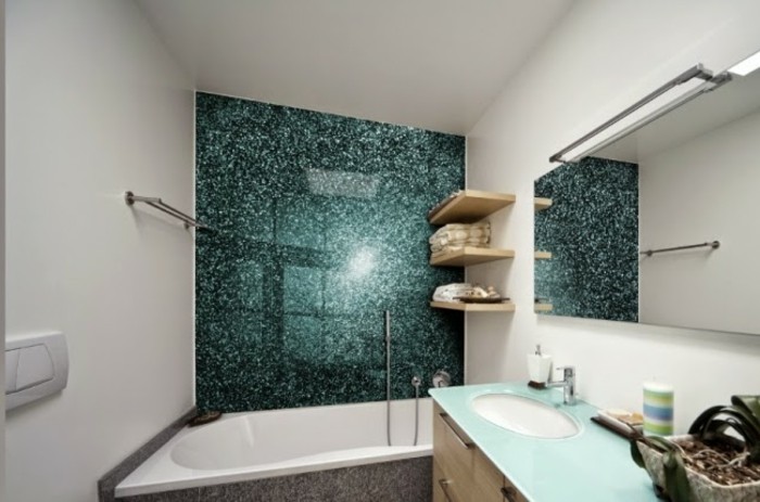 Badezimmerwände-ohne-fliesen-grünes-spiegelwand-und-großem-länglichen-spiegel