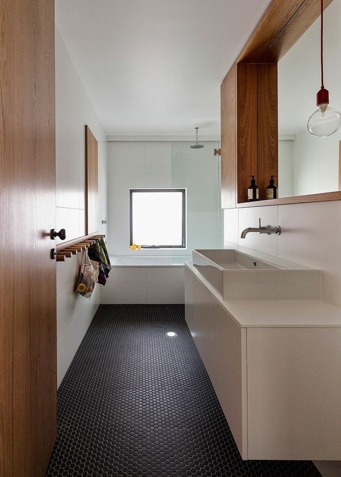 Badezimmerwände-ohne-fliesen-kleines-badzimmer-mit-gestrichenen-wänden-und-paneele