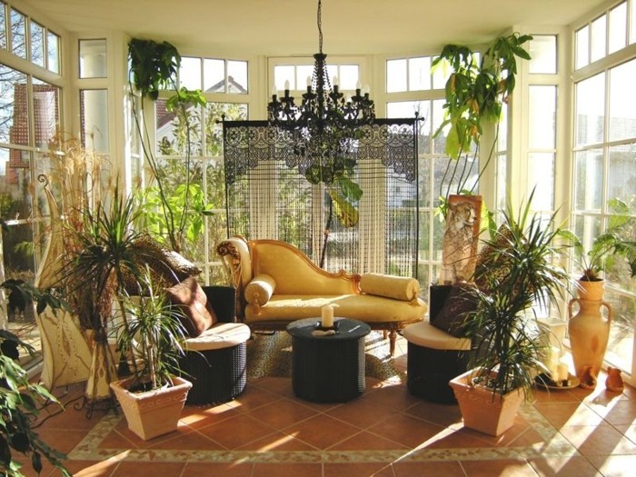 wintergarten-veranda-fliesen-bodenbelag-pflanzen-lounge-moebel