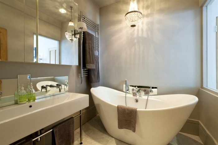 alternative-zu-fliesen-in-einem-designer-badezimmer-ovale-badewanne-kronleuchter-spiegel-ohne-rahmen