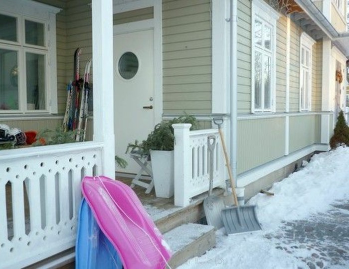 amerikanische-holzhäuser-im-winter-veranda