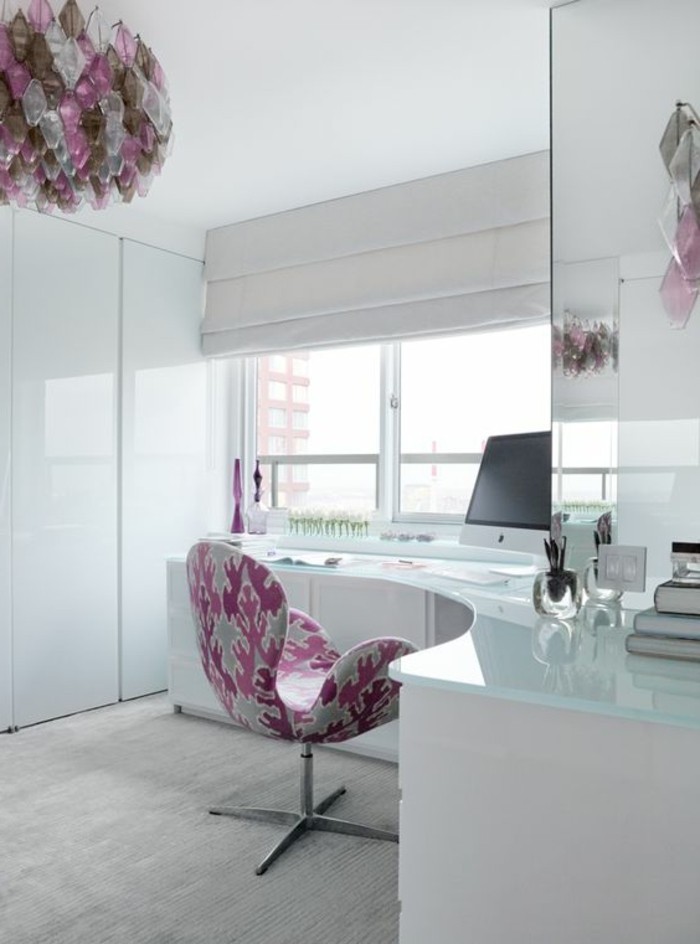 arbeitszimmer-einrichten-in-weiss-und-rosa-stuhl-schreibtisch-glas-fenster-schrank-buecher
