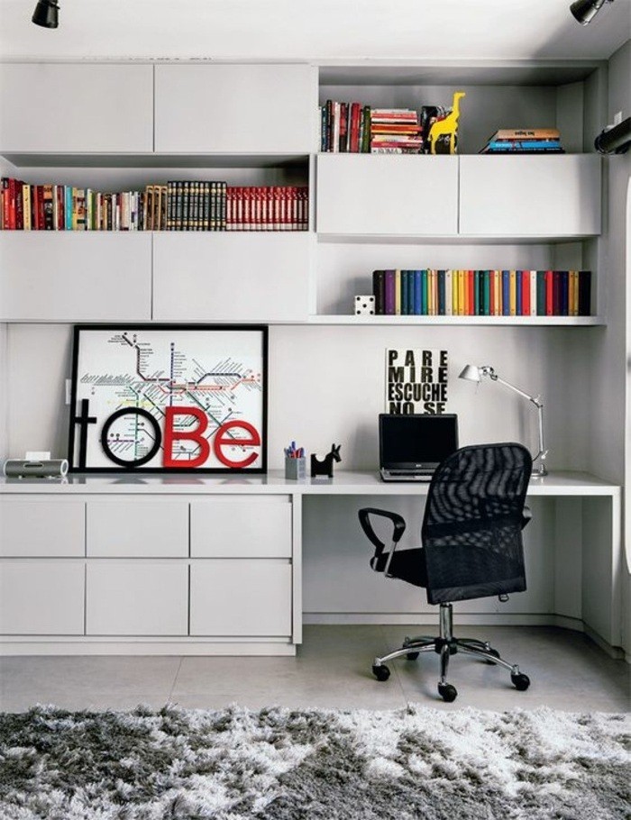 arbeitszimmer-gestalten-schwarzer-stuhl-weisser-schrank-teppich-buecher-laptop