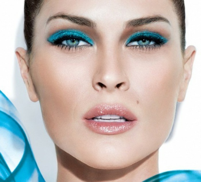 augen-make-up-anleitung-blauer-lidstrich-eiskoenigin-look-mit-hellrosa-lippen-dunkelhaarige-frau