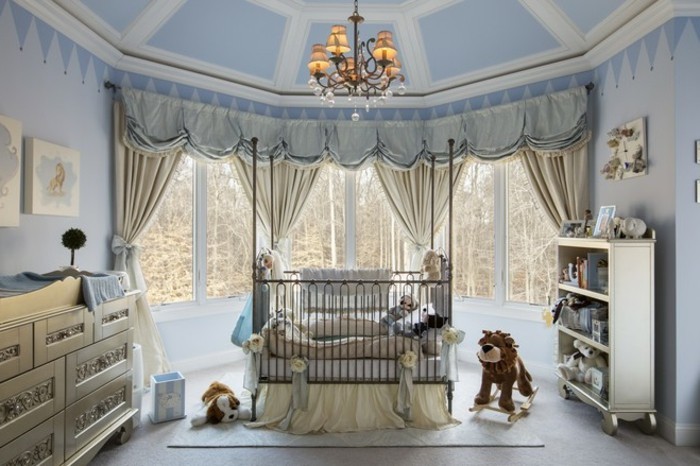 babyzimmer-einrichten-blau-regal-weiß-teppich-weiß-plüschtiere-kommode