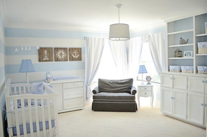 babyzimmer-einrichten-gestreifte-wände-graue-couch-babyzimmer-jungen-kinderzimmer