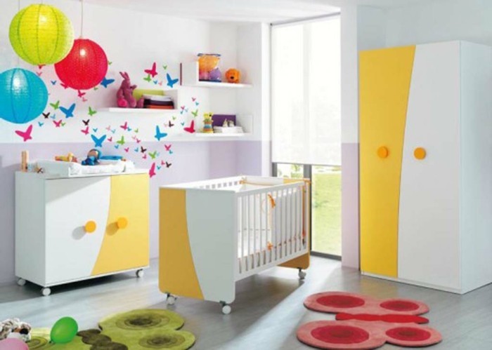 babyzimmer-einrichten-ideen-weiß-orange-zwei-teppiche-holzboden-babyzimmer-wandgestaltung-wandtatoo