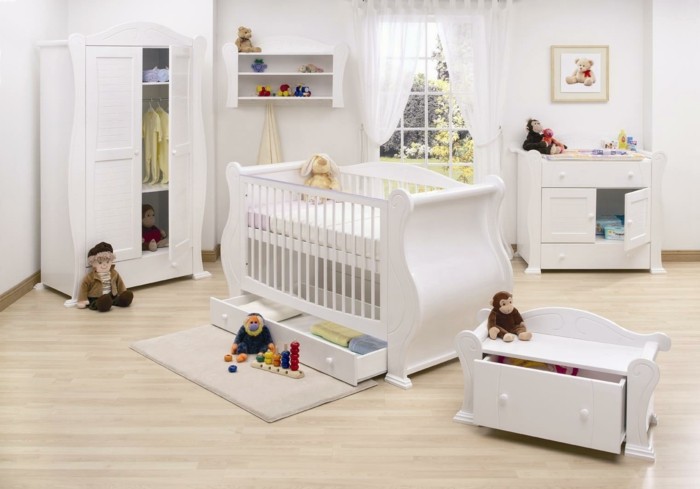babyzimmer-einrichten-jungen-kinderzimmer-weiße-holzmöbel-kleiner-plüschteppich