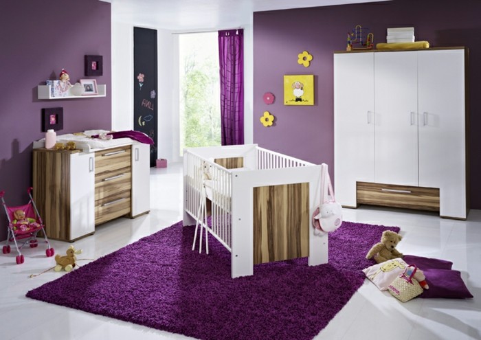 babyzimmer-einrichten-lila-farben-plüschteppich-weißer-boden-holzmöbel