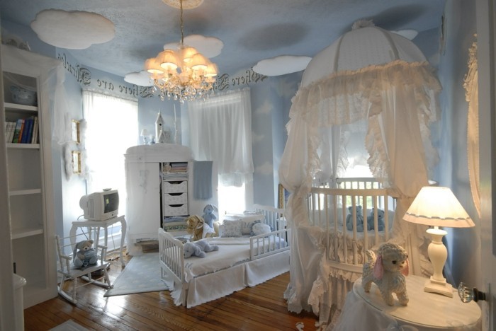 babyzimmer-komplett-blaue-wönde-nachtlampe-runder-tisch-holzboden-kinderbett-fernseher-hellblauer-teppich